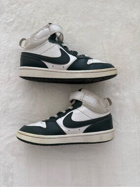 Nike Boys Court Borough Mid 2 - size 13.5
